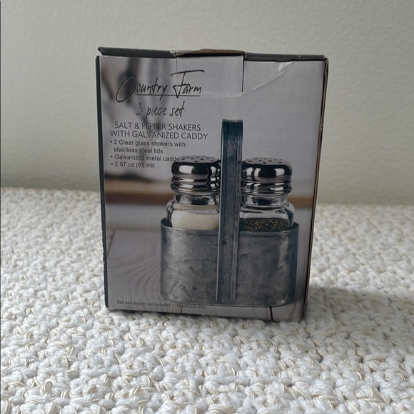 Country Farm Salt & Pepper Shaker Set - Picture 1 of 3